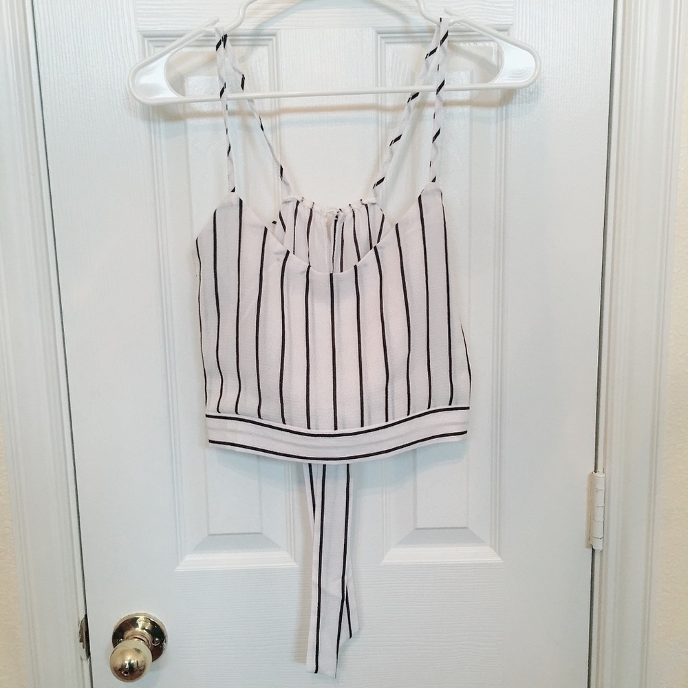 White black-striped crop sleevless top